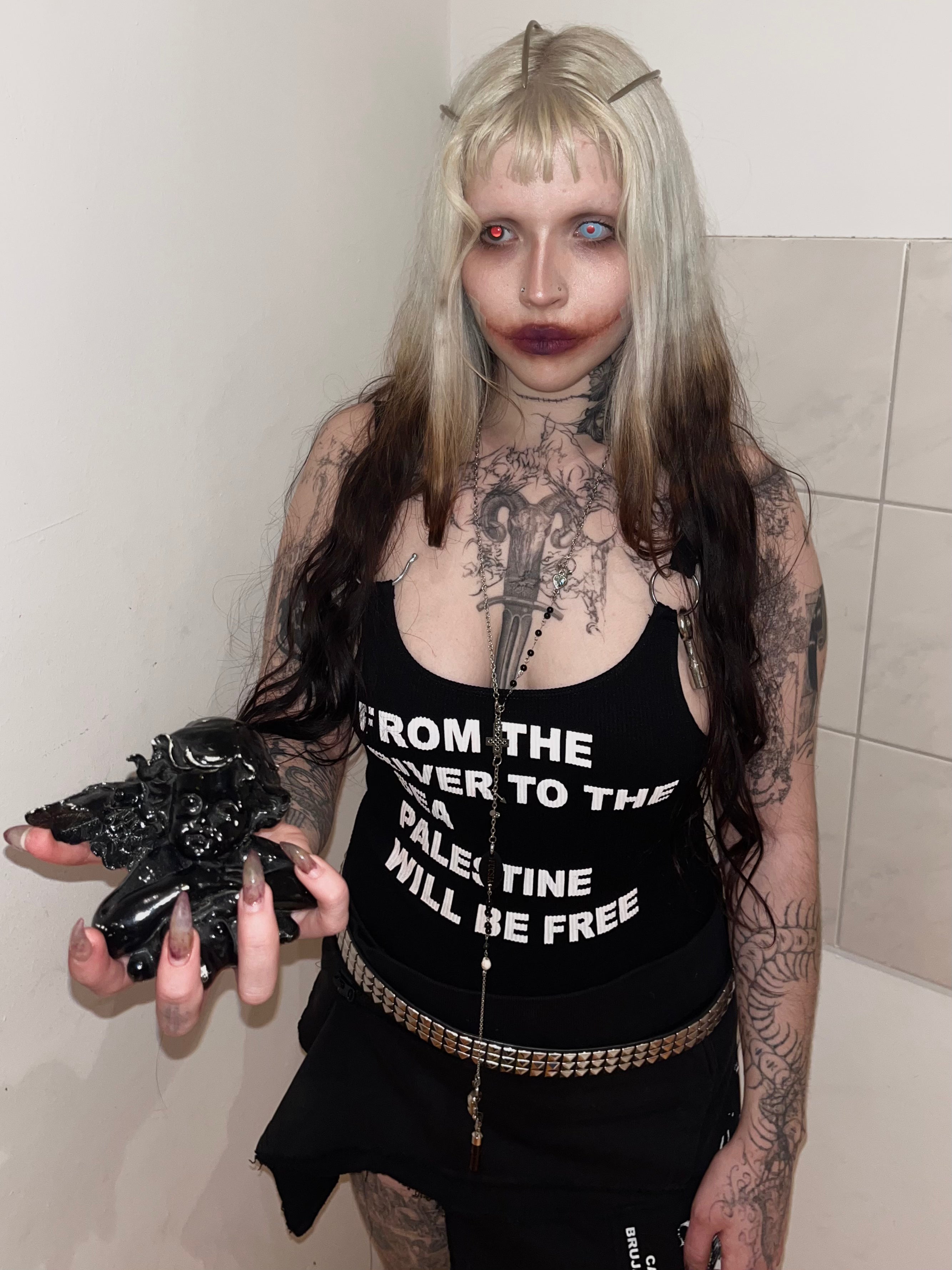 THE HANGER HOOK AS A SYMBOL OF THE FIGHT FOR THE ABORTION LAW IN ARGENTINA – MAAY SPACE